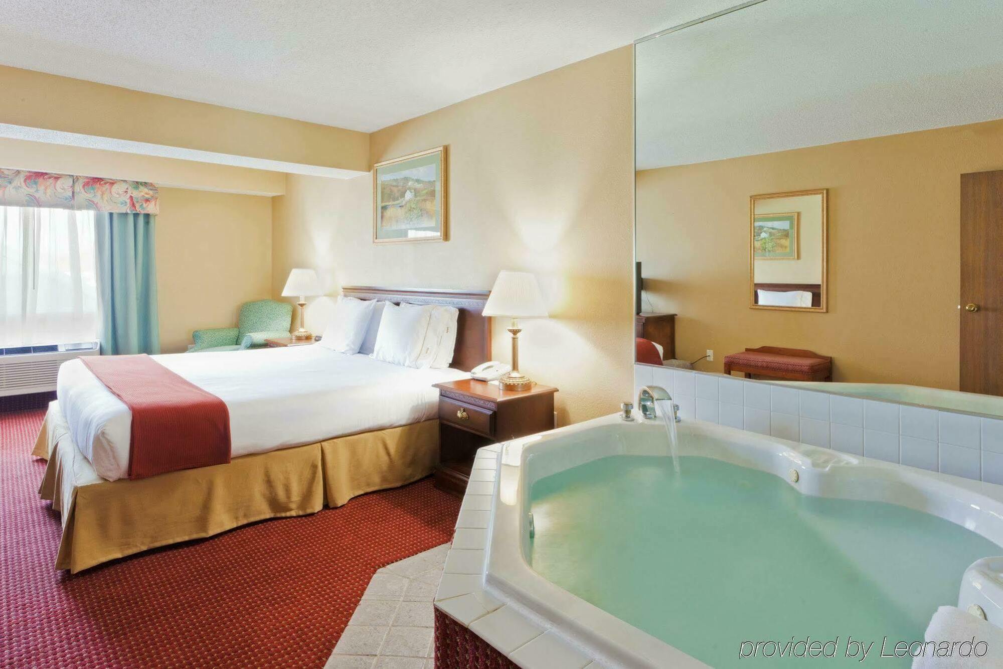 Holiday Inn Express Irwin Pa Tpk Exit 67 By Ihg Стая снимка